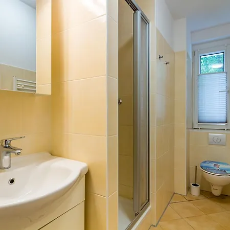Pl, Eng, De - Preiswerte & Vollmoeblierte 3-zimmer-wohnung Fuer Handwerker, 5 Einzelne Betten, Zuhause Auf Zeit! Apartment Leipzig