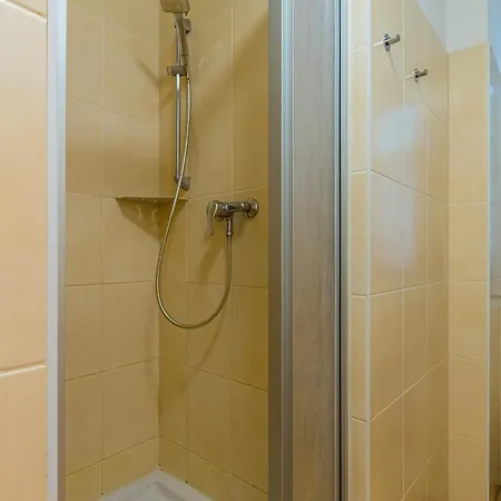 Pl, Eng, De - Preiswerte & Vollmoeblierte 3-zimmer-wohnung Fuer Handwerker, 5 Einzelne Betten, Zuhause Auf Zeit!