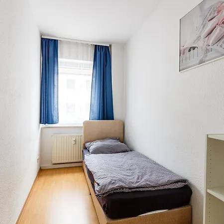 Pl, Eng, De - Preiswerte & Vollmoeblierte 3-zimmer-wohnung Fuer Handwerker, 5 Einzelne Betten, Zuhause Auf Zeit! Apartment Leipzig