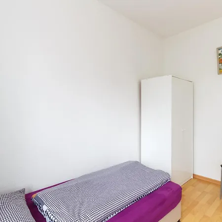 Apartment Pl, Eng, De - Preiswerte & Vollmoeblierte 3-zimmer-wohnung Fuer Handwerker, 5 Einzelne Betten, Zuhause Auf Zeit! Leipzig