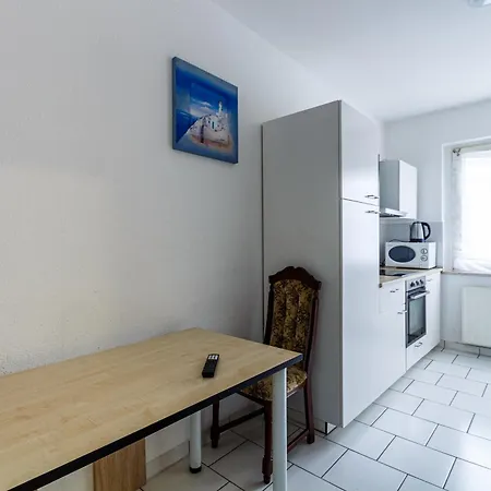 Pl, Eng, De - Preiswerte & Vollmoeblierte 3-zimmer-wohnung Fuer Handwerker, 5 Einzelne Betten, Zuhause Auf Zeit!