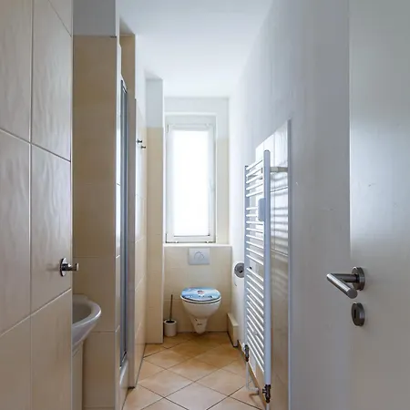 Pl, Eng, De - Preiswerte & Vollmoeblierte 3-zimmer-wohnung Fuer Handwerker, 5 Einzelne Betten, Zuhause Auf Zeit! Лейпциг